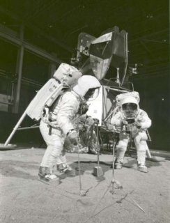 Američtí astronauté trénují na měsíční misi.