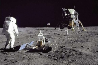 Posádka Apolla 11 zanechala na Měsíce ještě poměrně málo 'krámů'.