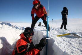 Častá činnost: hrabání ve sněhu (ilustrační foto).