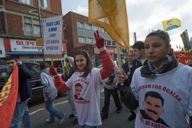 Kurdské dívky při protestu v Londýně.