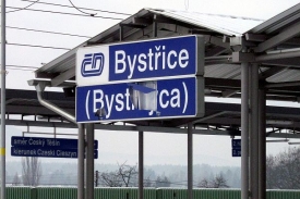 Protipolské nálady: rozbitý polský nápis na nádraží v Bystřici.