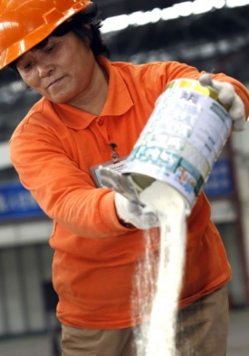 V Číně ještě zdraví škodlivé mléko nezmizelo z pultů obchodů.