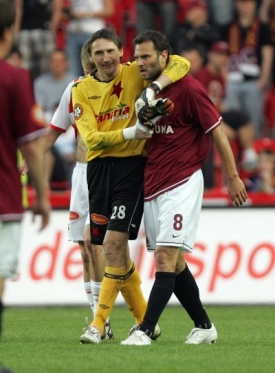 Patrik Berger s Martinem Vaniakem po ligovém derby.