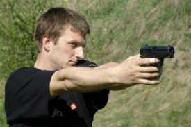 Vymahači ČEZ se cvičí i ve střelbě z pistole.