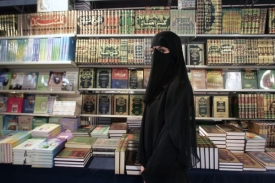 Žena v burce v knihkupectví v Paříži.
