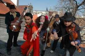 Gipsy.cz v kostýmech, ve kterých vystoupili na přehlídce Eurosong.