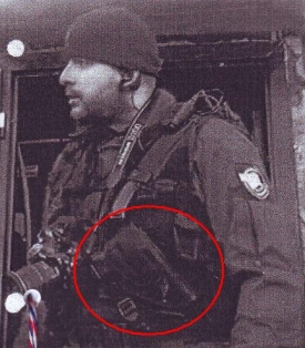 Fotografie šéfa NTZ Karla Vališe s pouzdrem s pistolí.