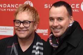 Elton John a David Furnish spolu žijí a nyní i produkují muzikál.
