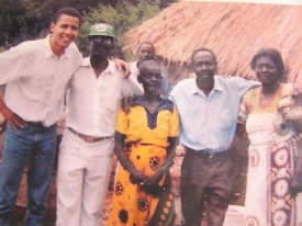 Barack Obama se svými příbuznými v Keni v roce 1995.