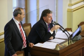 Předseda sněmovny Miloslav Vlček (ČSSD) by chtěl jiný termín voleb.
