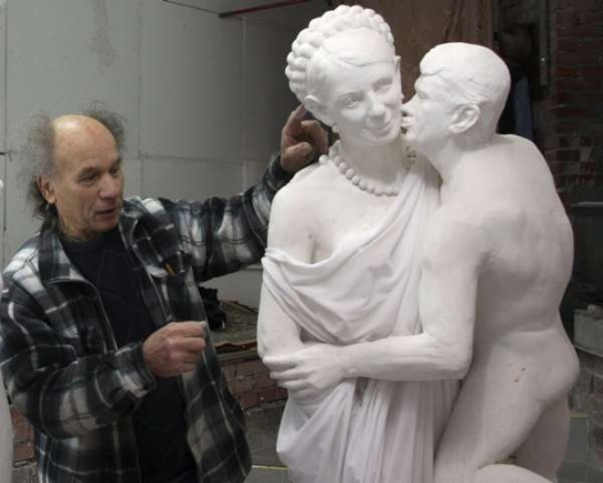 Nahý Juščenko líbá Tymošenkvou. Dílo sochaře Nikolaje Šmatka.
