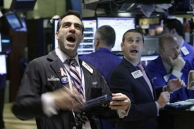Obchodníci na Wall Street reagují na pád indexu DJIA pod 10 000 bodů.