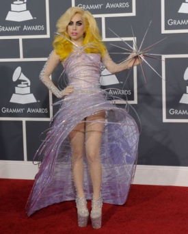 Zpěvačka Lady GaGa v extravagantním modelu.