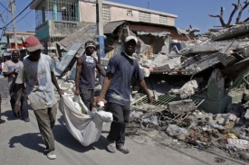 Nejnovější bilanci mrtvých oznámil haitský premiér Jean-Max Bellerive.