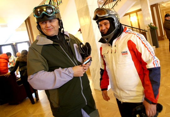Jan Kočka (vlevo) trávil volné chvíle na snowboardu.
