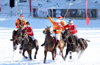 Turnaj čtyř týmů v pólu vyšel na 30 milionů korun.
