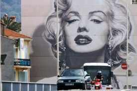 Marilyn Monroe vyobrazená na obrovském plátně v Cannes.