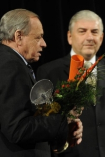 Ředitel Městského divadla Zlín A.Sobek převzal cenu od M. Donutila.
