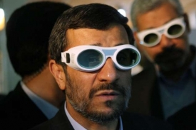 Íránský prezident na expozici laserové techniky v Teheránu.