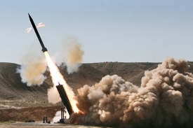 Íránská armáda při cvičném vypouštění raket země-země.