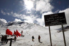 Zájemci si mohou vyzkoušet lyžování na sněhu poblíž Sahary.