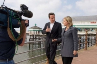 Cameron s reportérkou při volbách v Blackpoolu.