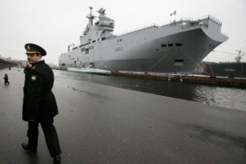 Francouzská loď na návštěvě v Petrohradu.