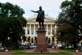 Puškinova socha v Petrohradě.