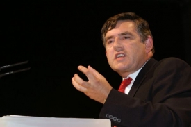 Britský premiér Gordon Brown si před volbami dává dohromady figuru.
