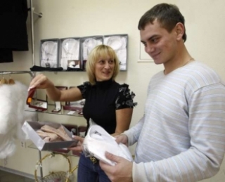Ruský ženich v obchodě se svatebními potřebami.