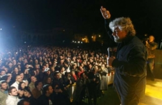 Beppe Grillo před svými diváky v Itálii.