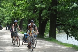 Třeboň je také ideální pro projížďky na kole kolem rybníků.