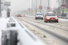 Čerstvý sníh způsobí pravděpodobně komplikace v dopravě.