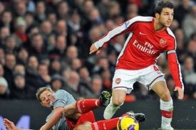 Španělský fotbalista Cesc Fábregas (vpravo) zatím zůstává v Arsenalu.