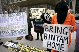 Loňská demonstrace za propuštění Binayma Mohameda z Guantánama.