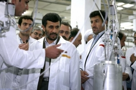 Íránský prezident Ahmadínežád v továrně na obohacování uranu.