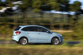 Na silnici Citroën C3 nepřesvědčí řízením, ale komfortním podvozkem.