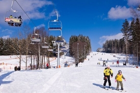Lipno nabídí lyžování pro rodiny s dětmi.