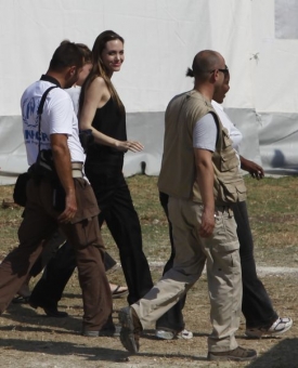 Angelina Jolie navštívila raněné po zemětřesení na Haiti.
