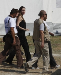 Angelina Jolie navštívila raněné po zemětřesení na Haiti.
