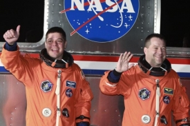 Astronauti Robert Behnken (vlevo) a Nicholas Patrick.
