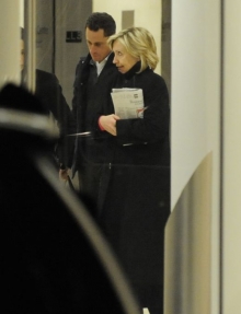 Hillary Clintonová vychází z Presbyteriánské nemocnice.