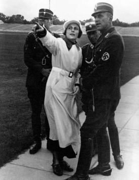 Režisérka před natáčením na nacistickém srazu v Norimberku.