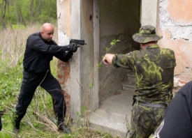 Šéf oddělení NTZ Vaniš si nacvičuje střelbu.