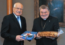 Duka (vpravo) možná nahradí arcibiskupa Vlka (ilustrační foto).