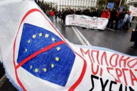 Řekové protestují proti úsporným opatřením, jež chystá jejich vláda.