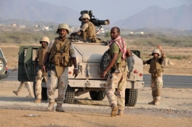 Saúdští vojáci se snaží bránit pronikání jemenských povstalců.