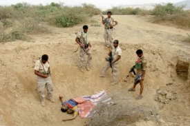 Jemenští vojáci prohlížejí těla zabitých povstalců na severu země.