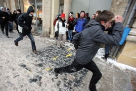 Dění v ulicích Drážďan: útěk před policisty.