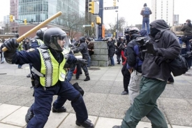 Policisté zasahovali ve Vancouveru proti radikálům.